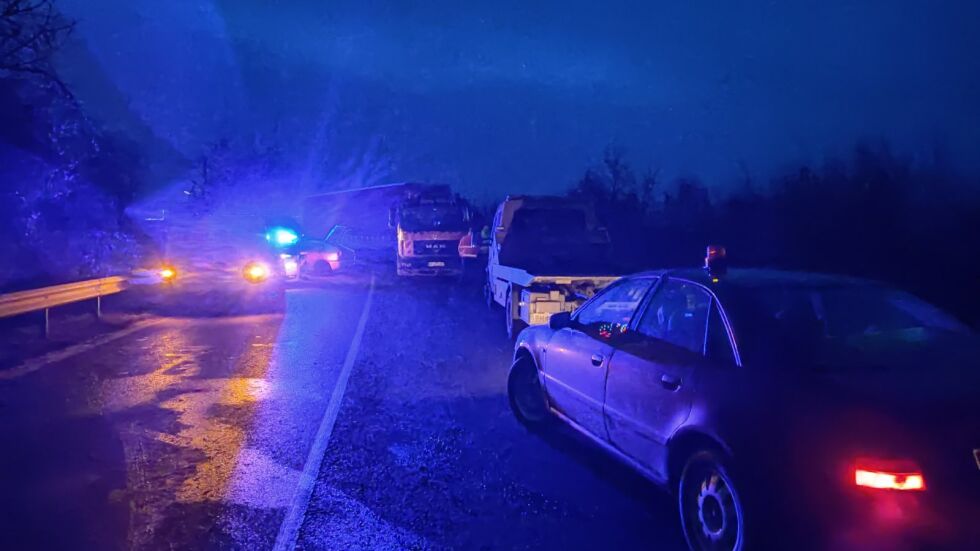 Челен удар между кола и камион затвори пътя Русе - Бяла