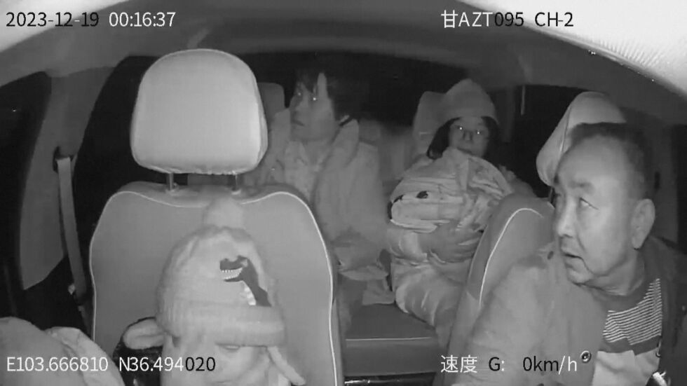 Таксиметров шофьор приюти деца в колата си след смъртоносното земетресение в Китай (ВИДЕО)