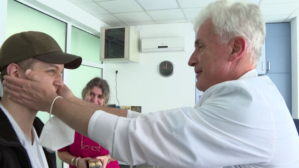 „Спасените“: Наши лекари спасиха мъж от Румъния. Той се върна у нас, за да им благодари (ВИДЕО)