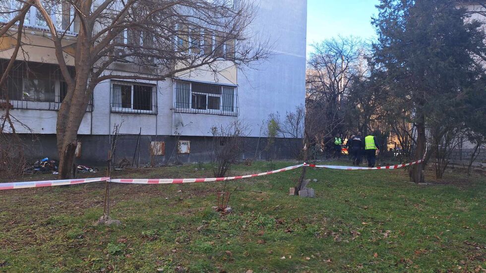 Мъж и жена са обгазени при пожар в София, двама полицаи са ранени (СНИМКИ)