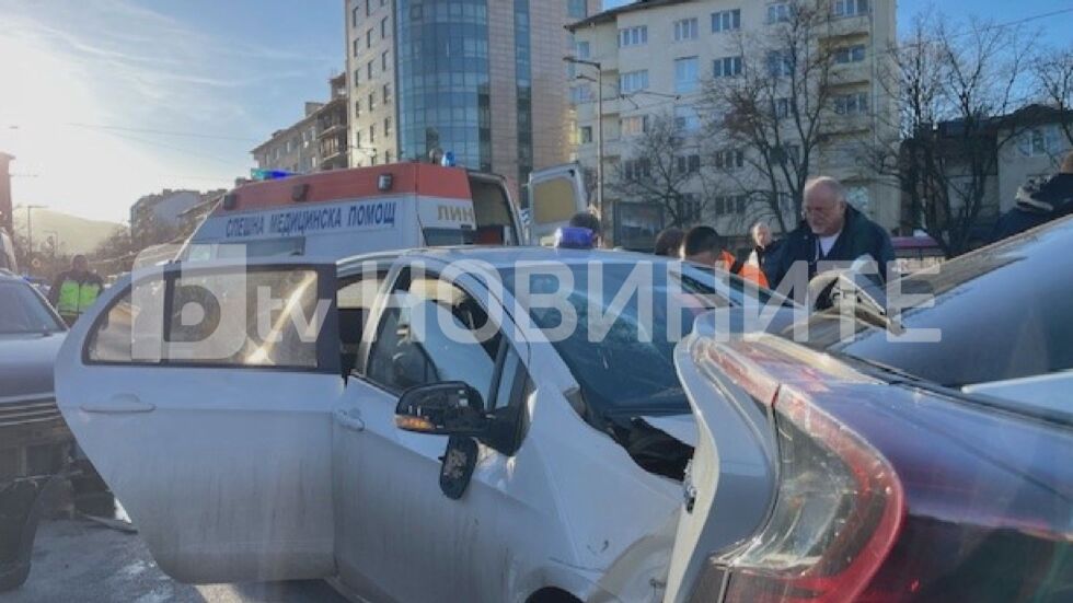 Катастрофа с полицаи в центъра на София 