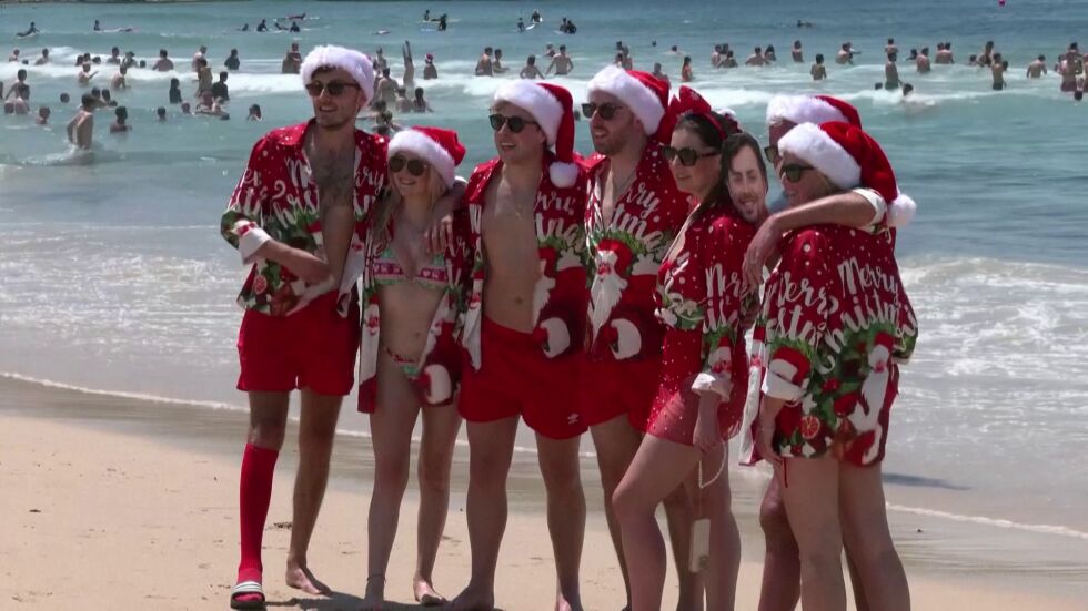 Посрещнаха Дядо Коледа на сърф и по бански във Флорида и Сидни (ВИДЕО)