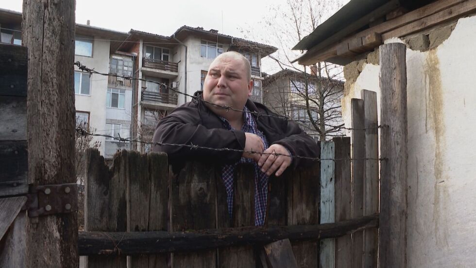 Два пъти достоен българин: Историята на Пламен Анчев, който преписва учебниците си, за да може да учи
