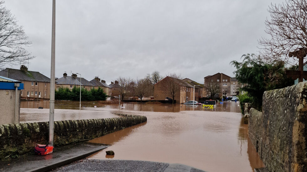 Бурята „Герит“: Хиляди домове са без ток в Шотландия, има предупреждения за наводнения