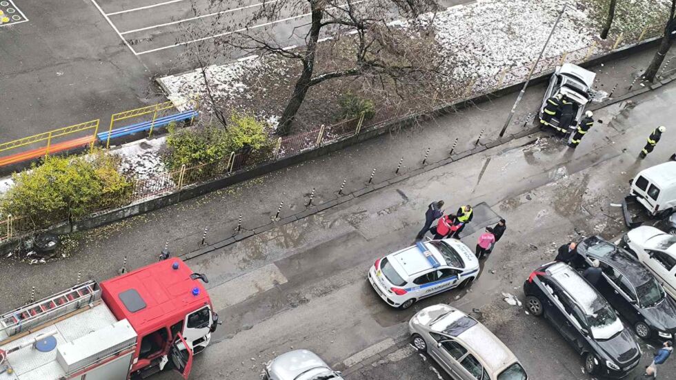 Кола се вряза в оградата на столично училище (СНИМКИ)