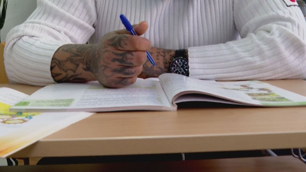  „ Мога да пиша името си “: Затворници стават първокласници на 60 година 