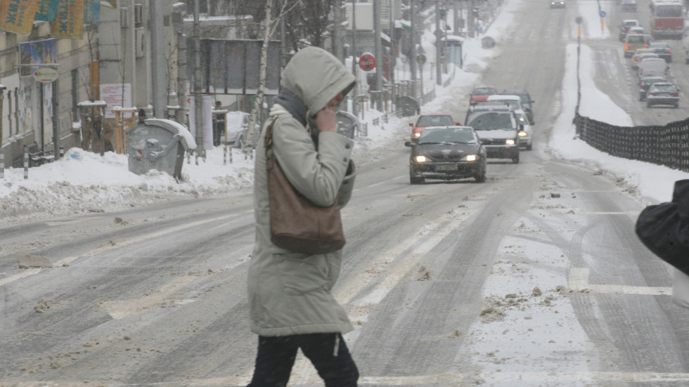 Опасно време: Синоптиците предупреждават за сняг и виелици