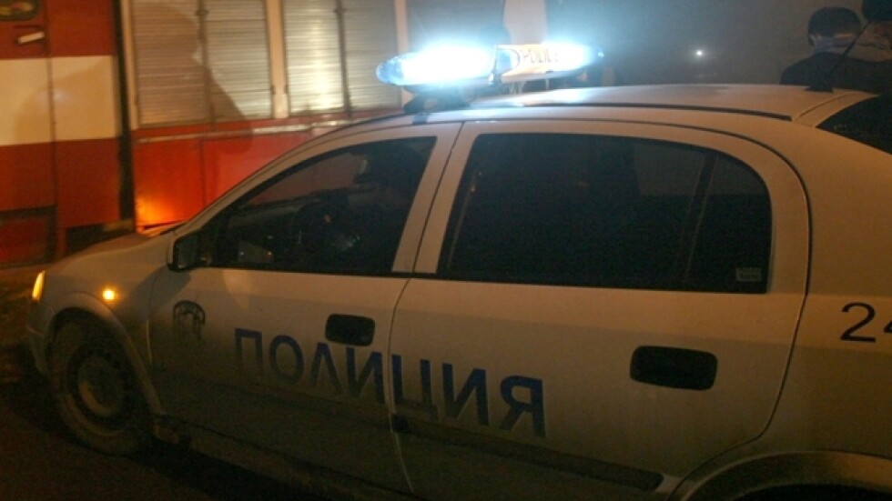 Скандал за бюлетини, тълпа от хора и полиция пред секция в Борован