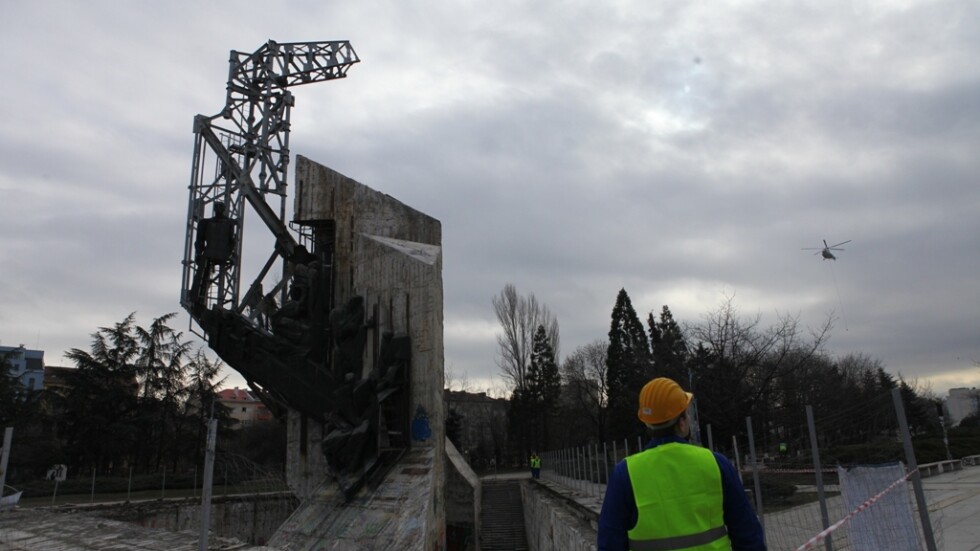 Паметникът пред НДК се е рушил още в деня на откриването през 1981 г.