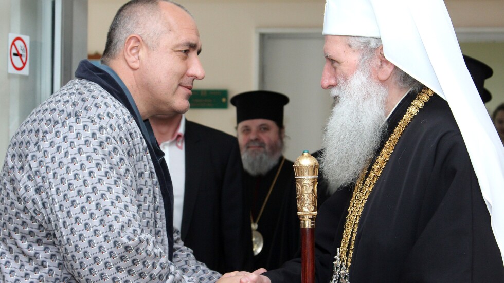 Борисов посрещна патриарха по халат в Правителствена болница