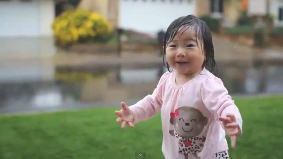 Първият дъжд в живота на едно дете (видео)