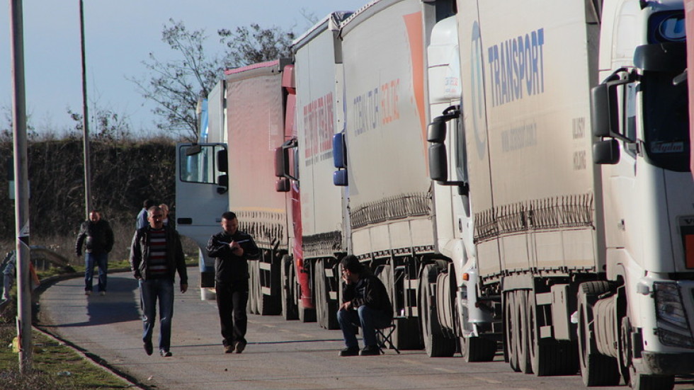 Намалява опашката от чакащи камиони на "Дунав мост 2"
