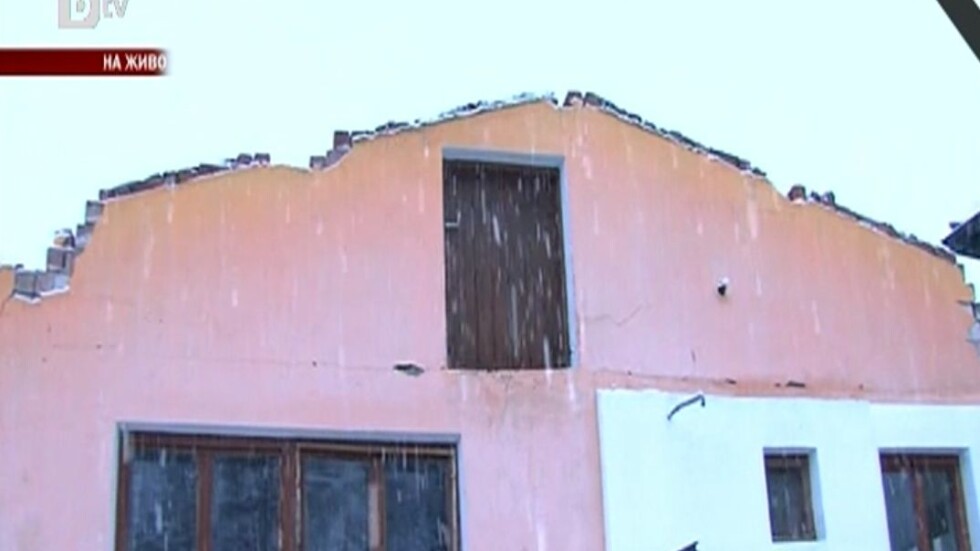 Снегът във Вършец вали през изпотрошените покриви