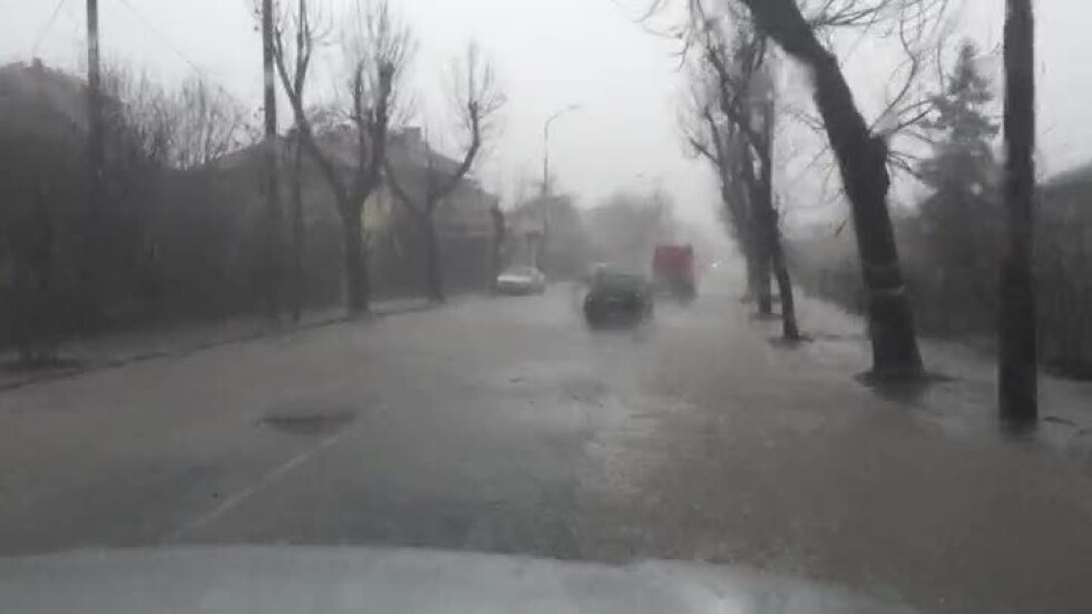Проливен дъжд в квартал „Веселчане” в Кърджали (ВИДЕО)