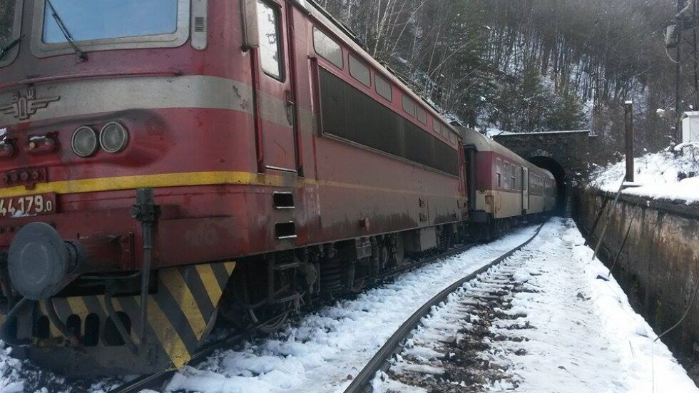 Влаковете спряха в 8 участъка в страната