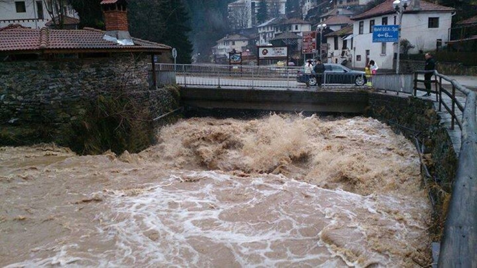 Бургас, Смолян и Кърджали бедстват след валежите и вятъра
