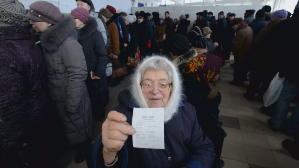 Пенсионерите от Донецк: На опашка за помощи под бомбите (СНИМКИ И ВИДЕО)