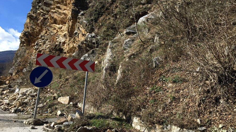 Взривяват опасни скални късове на пътя Девин - Кричим