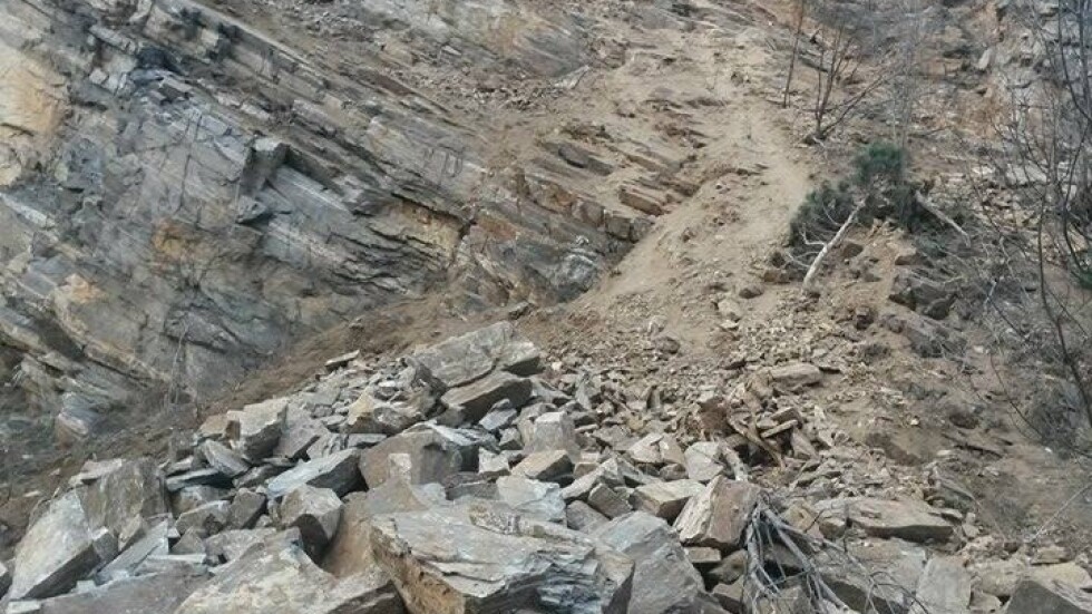 Тонове скали пак затвориха пътя Кричим-Девин (ВИДЕО)