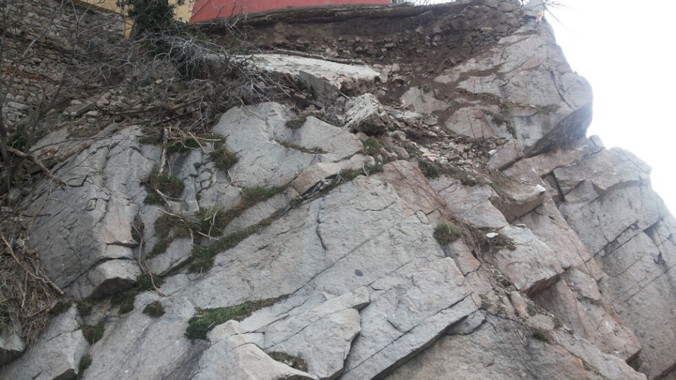 Огромни скални късове паднаха върху къщи в Пловдив (СНИМКИ)