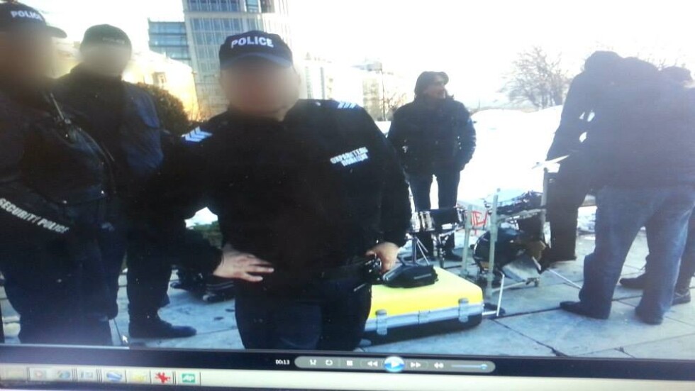 Колко полицаи са необходими, за да обезвредят нелегален барабанист?