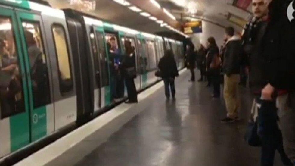 Фенове на Челси не пуснаха тъмнокож в метрото: Ние сме расисти и ни харесва!