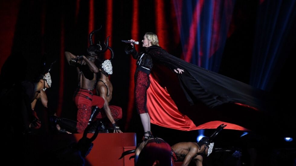 Наградите БРИТ: Триумф на Сам Смит и Ед Шийрън, инцидент с Мадона и стил на червения килим (СНИМКИ)