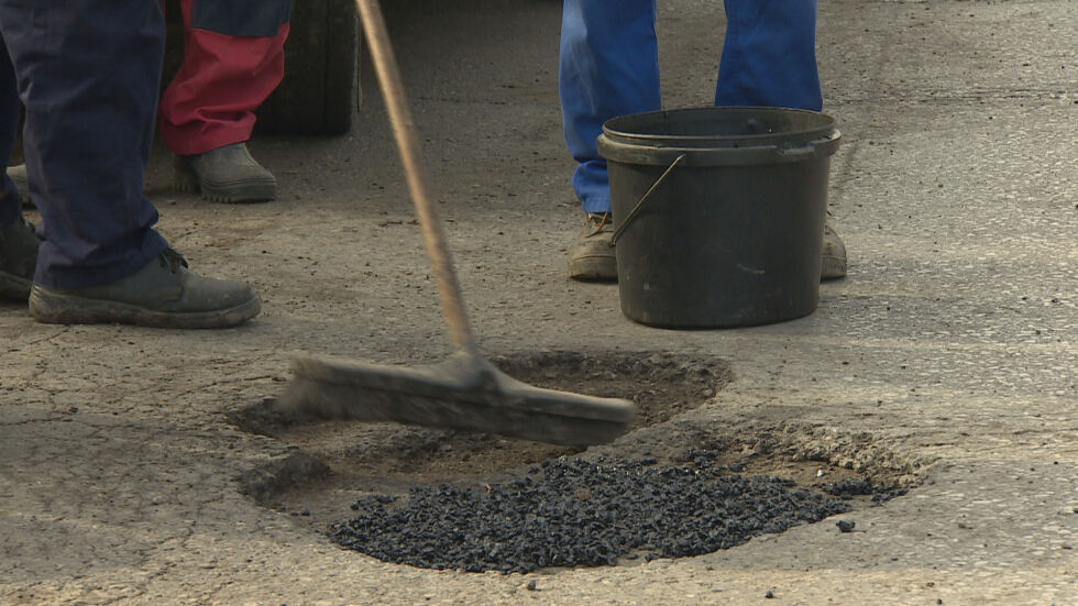 В София започна кърпенето на дупките по малките улици в кварталите