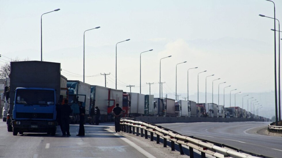 Километрични опашки по границата заради гръцките фермери (ОБЗОР)