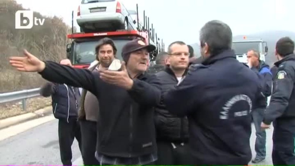Недоволни шофьори на български тирове блокираха магистрала в Гърция