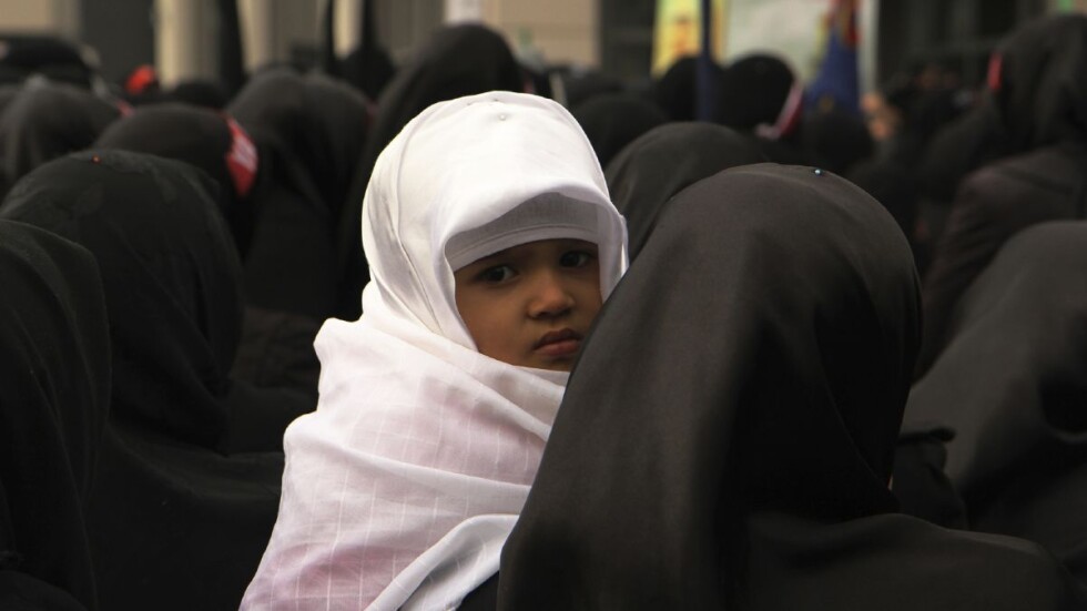 ООН: Все повече момичета на 10 години се омъжват насила в Иран