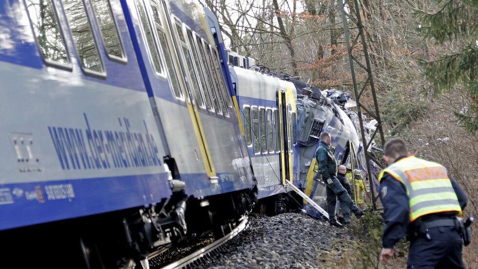 Два влака се сблъскаха в Германия, пострадалите са десетки (СНИМКИ И ВИДЕО)
