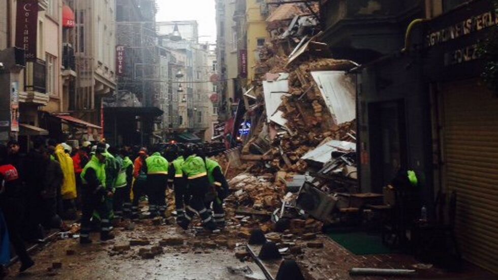 Две сгради се срутиха в центъра на Истанбул