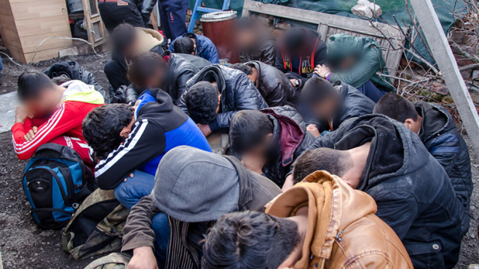 След преследване по магистралата: Заловиха двама, превозвали 18 нелегални мигранти