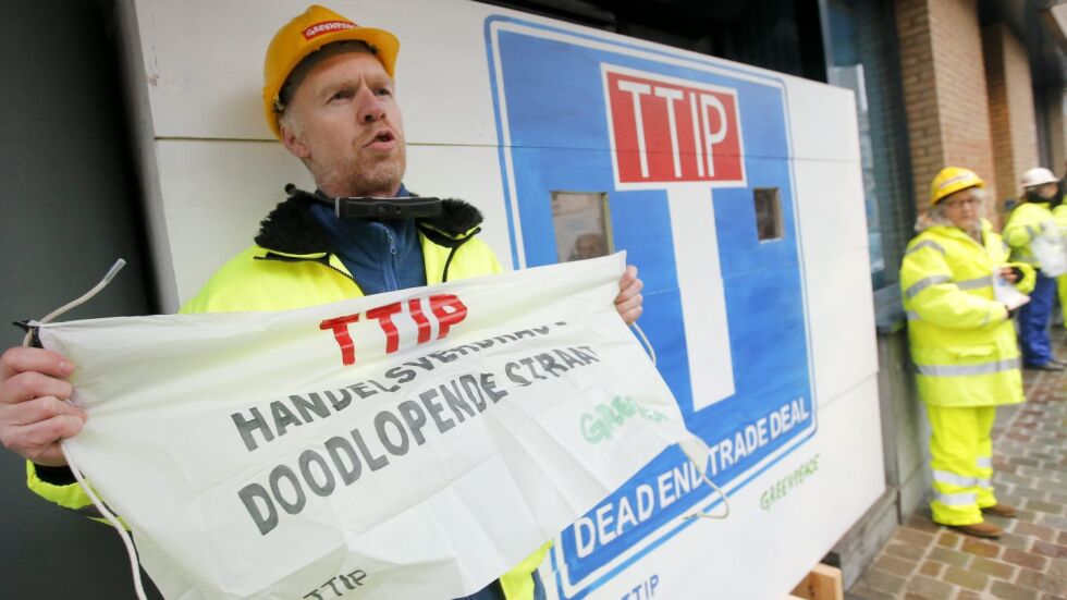 Грийнпийс „затвори” пътя пред ТТИП в Брюксел   