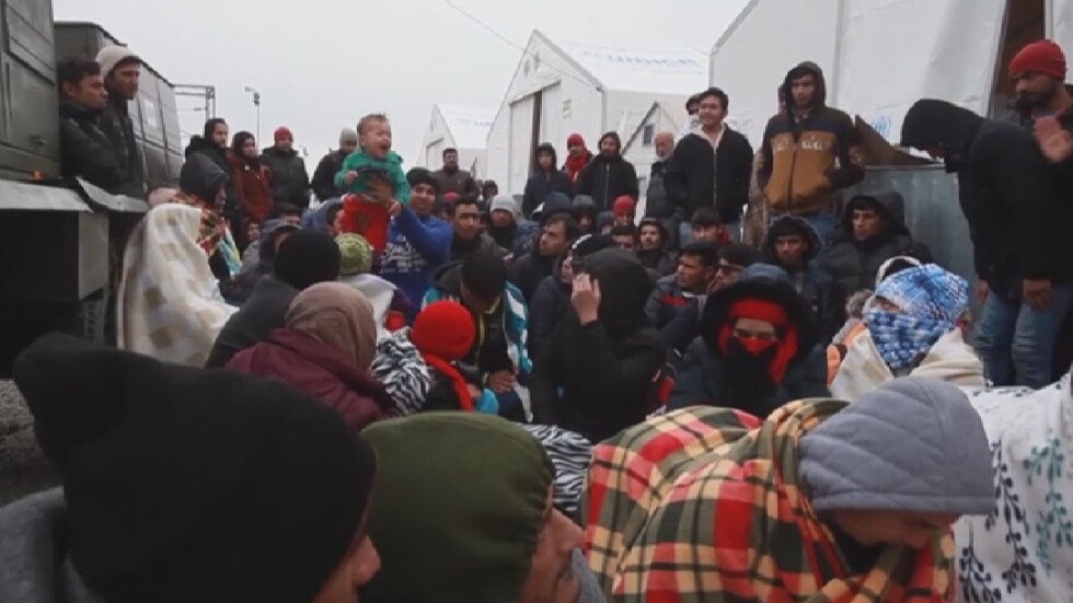 Хиляди бежанци блокирани на гръцко-македонската граница