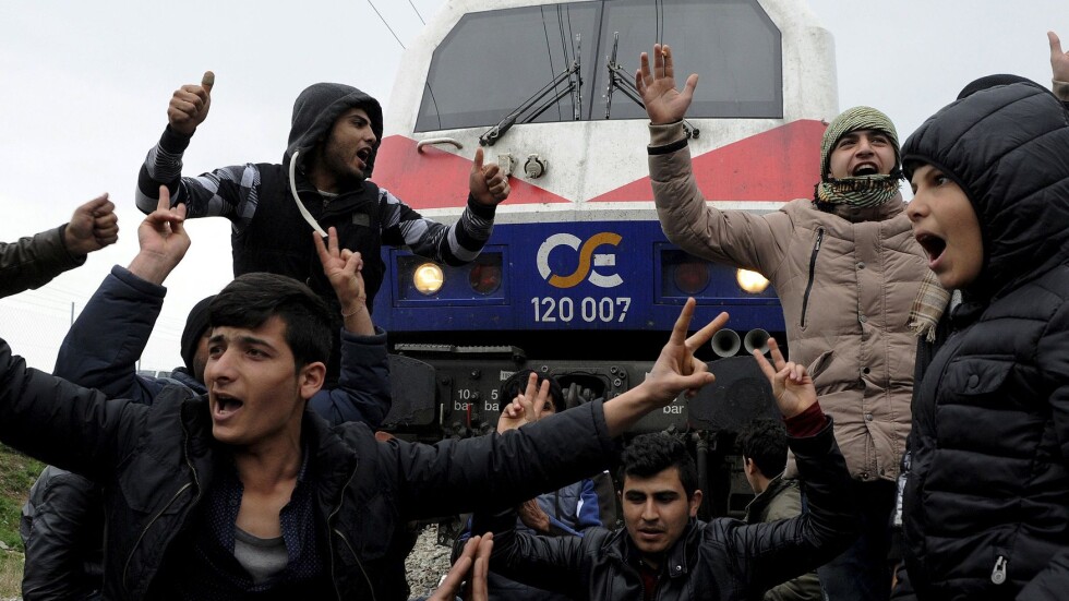 300 мигранти блокираха жп гара в Гърция (ГАЛЕРИЯ)