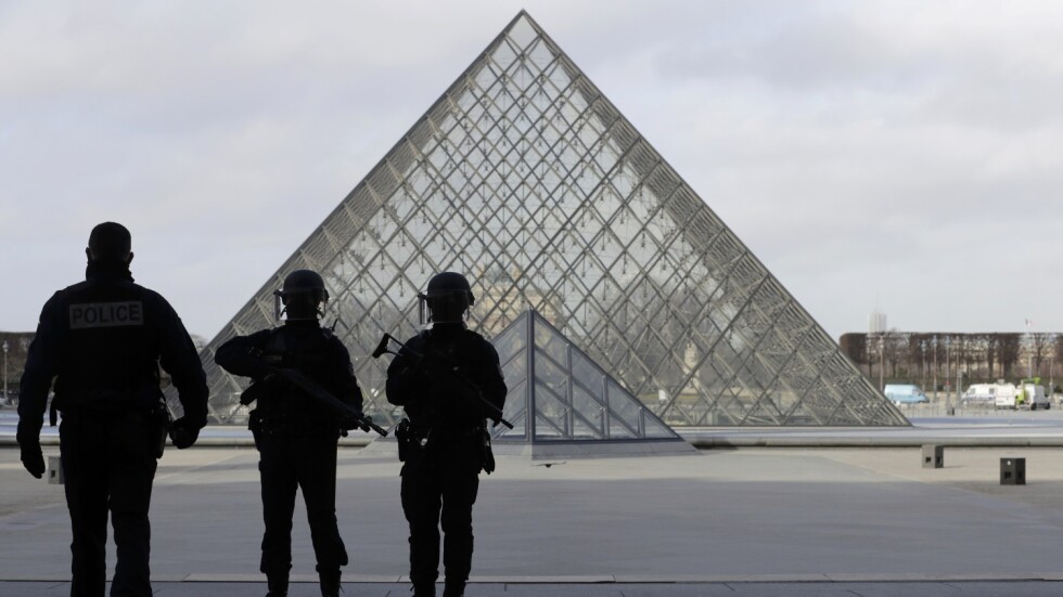 Френският премиер: Нападението в Лувъра е терористичен акт