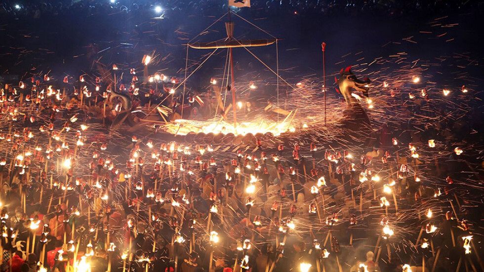 Стотици викинги "превзеха" шотландско градче за празника Уп Хели Аа (ГАЛЕРИЯ и ВИДЕО)