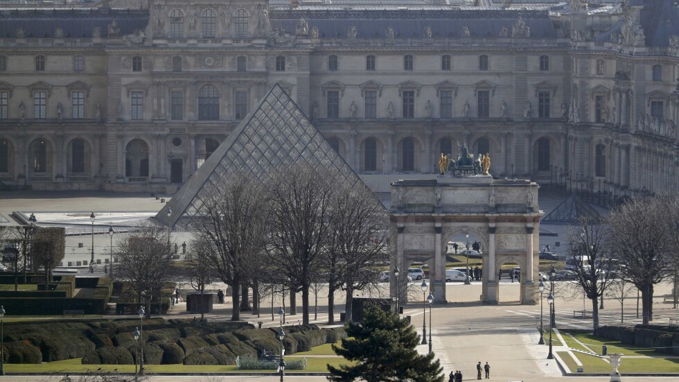 Много въпроси и по-малко туристи след атаката в Лувъра (ОБЗОР)