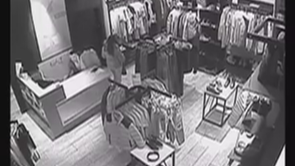 Верига магазини за модни марки издирва крадци 