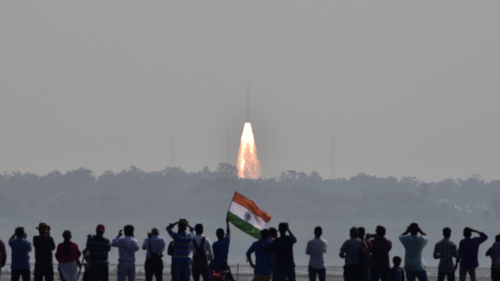 Индийска ракета записа нов рекорд – изведе в орбита 104 спътника