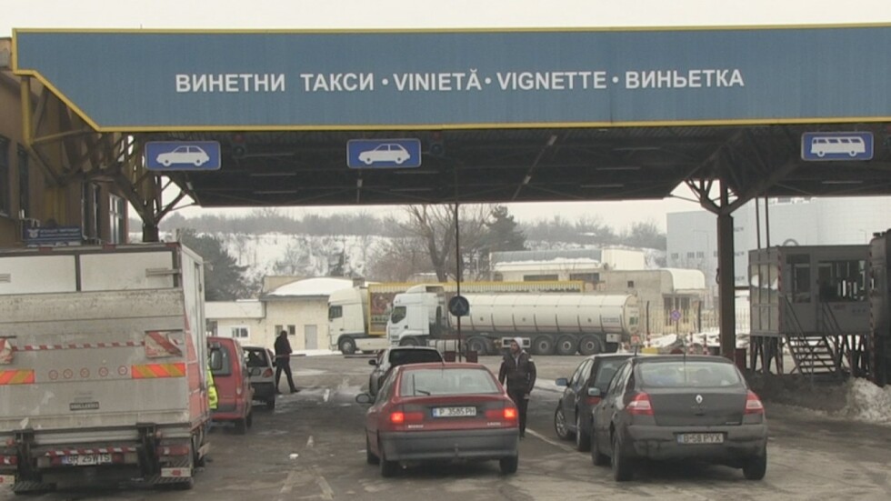 Шофьори чакат по 8 часа на Дунав мост заради винетки