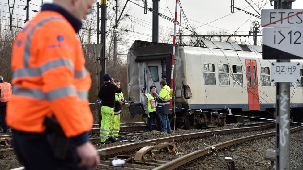 Пътнически влак дерайлира край Брюксел, 27 души са пострадали
