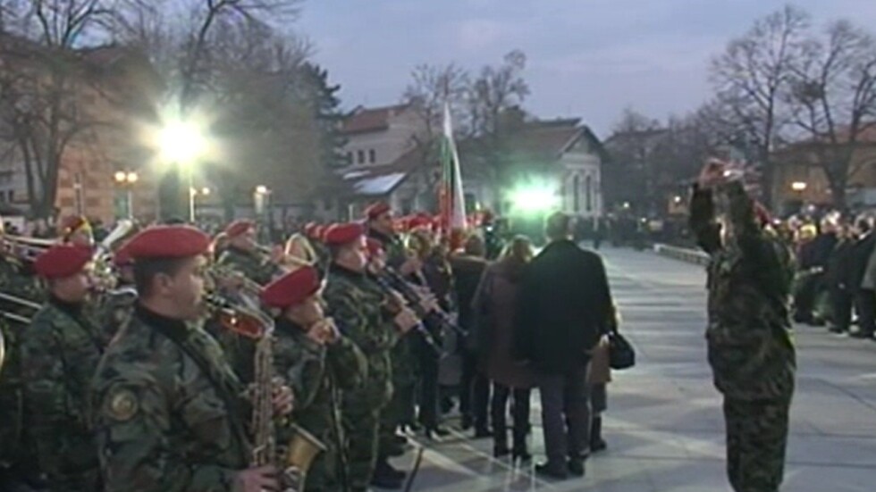 Стотици отдадоха почит на Васил Левски в Карлово