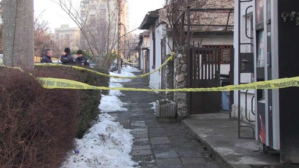 Жестоко убийство в Русе: Наркоман намушка майка си и избяга