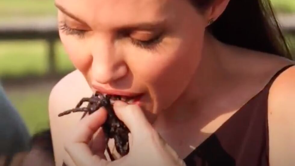 Анджелина Джоли яде пържена тарантула 