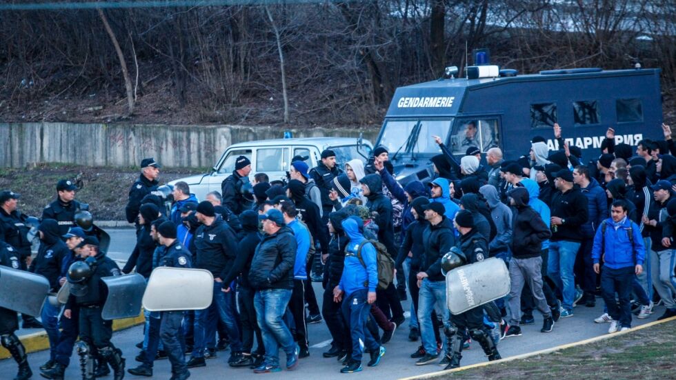 Засиленото полицейско присъствие не помрачи настроението в агитките на "Левски" и ЦСКА (ВИДЕО)