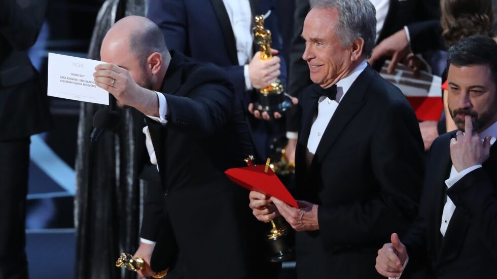 Интернет се забавлява с гафа на Оскарите
