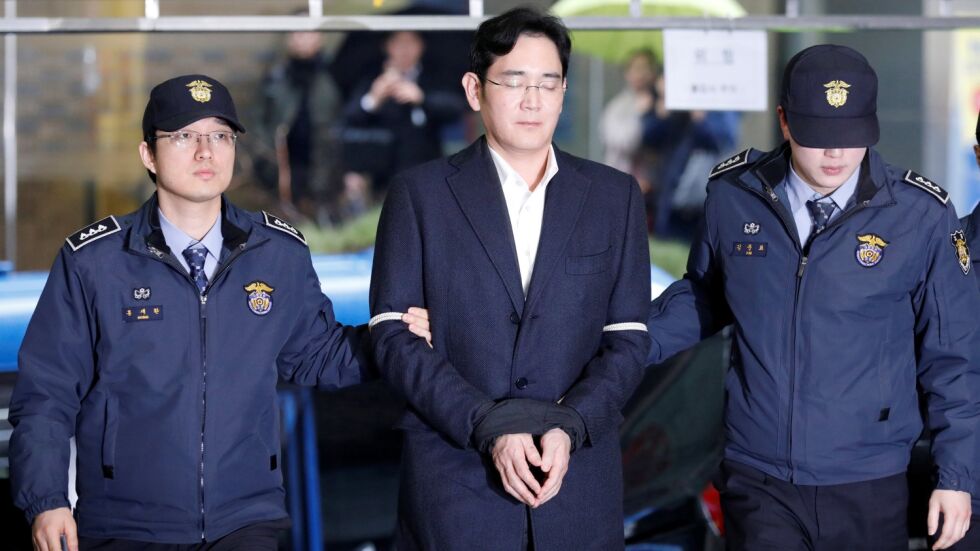 Шефът на „Самсунг” е обвинен за даване на подкупи и злоупотреби